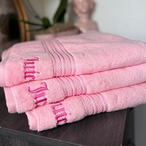 Juicy Couture Pink Embroidered 3 piece bath towel set NEW